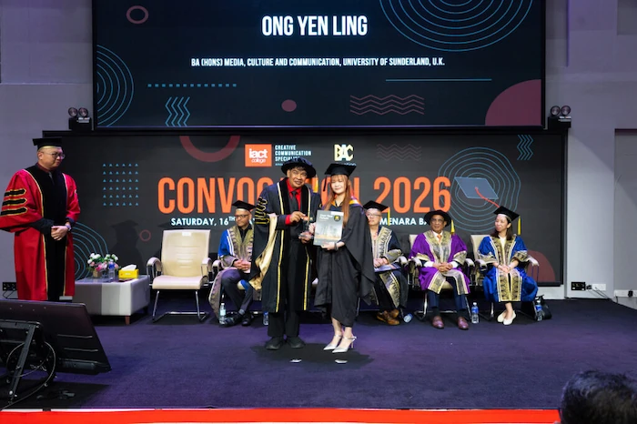 Valedictorian Ong Yen Ling receiving award